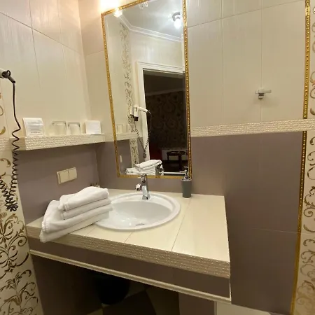 玻璃尼亚宫酒店 3*